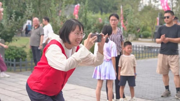 富腾优配 桐城六尺巷景区, 身着红马甲的志愿者格外亮眼